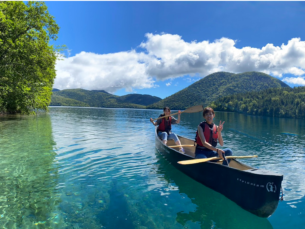 カナディアンカヌーは、初めての方も操作に慣れれば自在に進むことが出来ます。