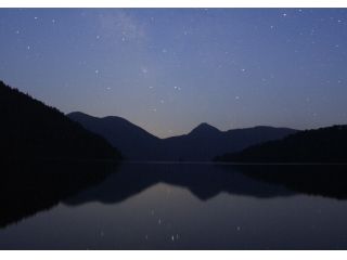 人工の明かりのない夜を見に行きましょう。