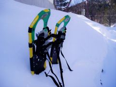 スノーシューを履けば、フカフカの雪の上でも簡単に自由に歩くことができます。