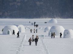 会場はしかりべつ湖コタン内にありますので、入場料(協賛金500円)が必要です