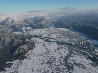 信濃大町(大町市)北部を眺望。中央上部に木崎湖