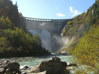 黒部ダム直下の黒部川河床から黒部ダムを見る