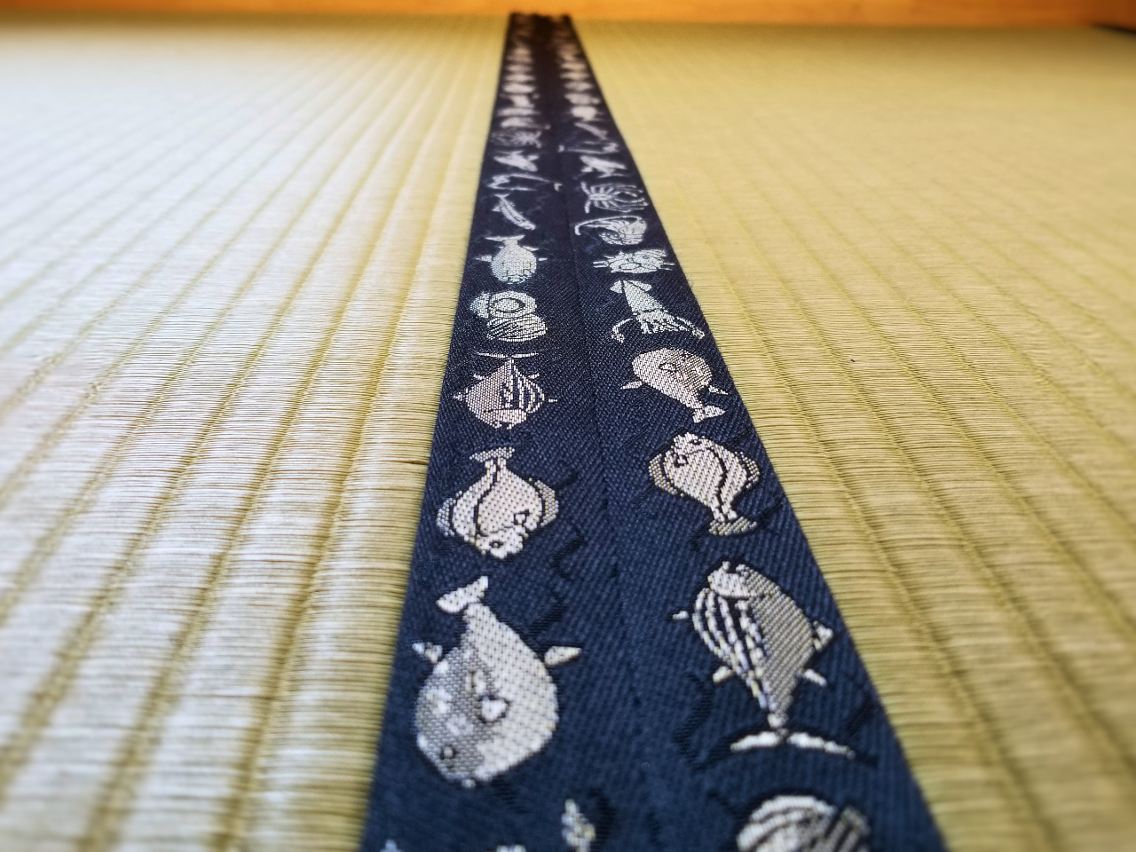 畳のヘリも見てくださいね。