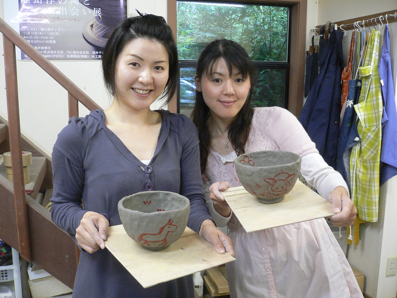 手びねりで作品をお作りいただいた後は、絵具で絵を書いて、完成です!