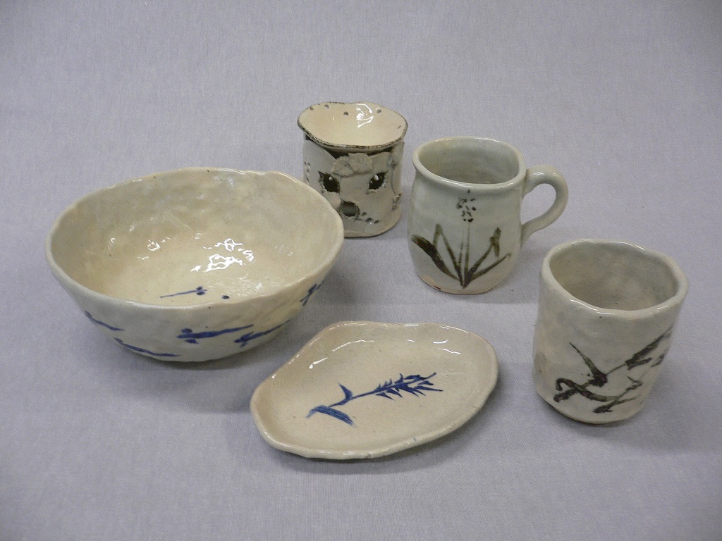 描いていただいた絵の具の色は、焼き上げるとこげ茶色もしくは青色になります!