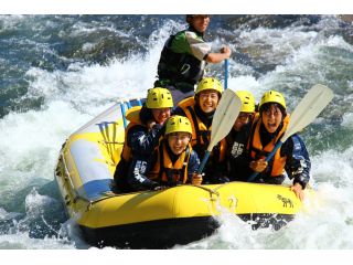 春は雪解けで水量が多く激流ツアー!夏は川でいろいろな水遊びも楽しめちゃう!