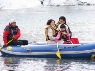 雪景色を楽しみながらゴムボートで川を下ります。