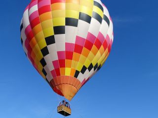 フライトの後は空にとぶ気球を手の平に乗せた風で、おもしろい写真を!