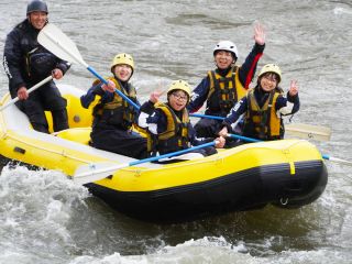 ゴールデンウィーク限定で小学1年生から参加OK!家族みんなでエキサイティングなラフティングに挑戦!