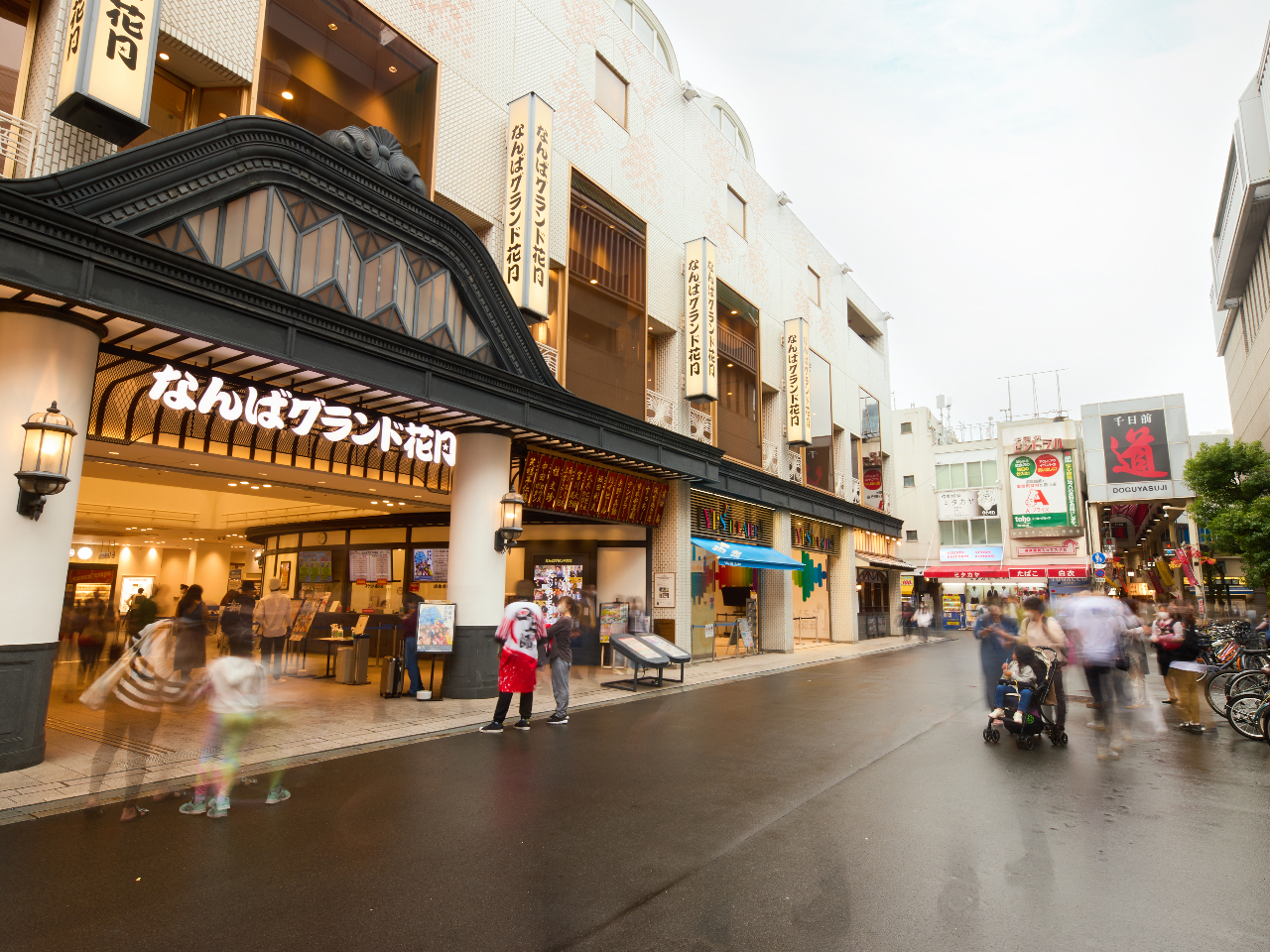 なんばグランド花月から見える、大きな漢字の「道」の看板をくぐると、そこが千日前道具屋筋商店街の入口です。目印にしてお越しください。