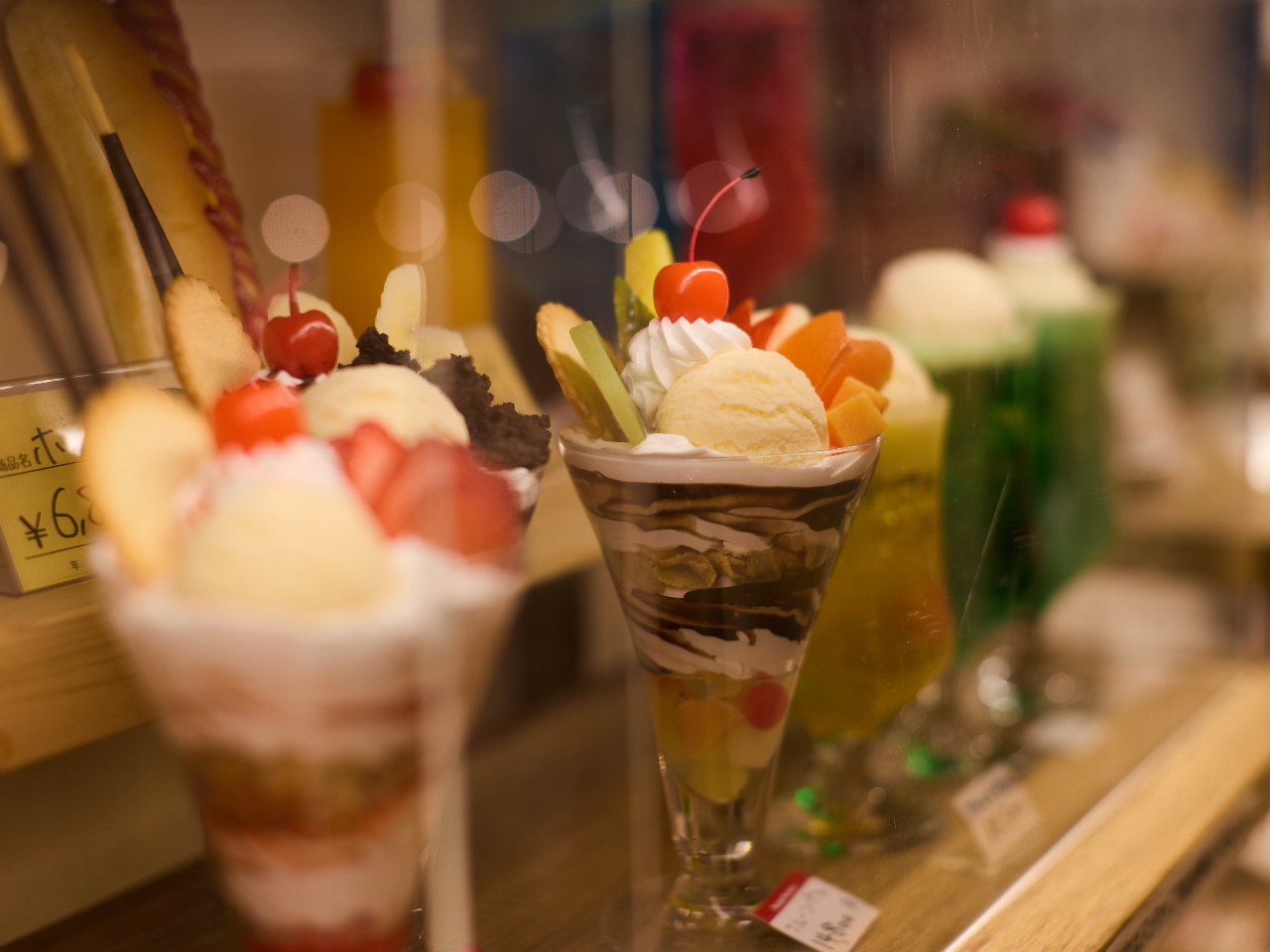 店内には、季節ごとに変わるリアルな食品サンプルがずらりと並んでいます。思わず写真を撮りたくなるような楽しい展示も魅力のひとつです。