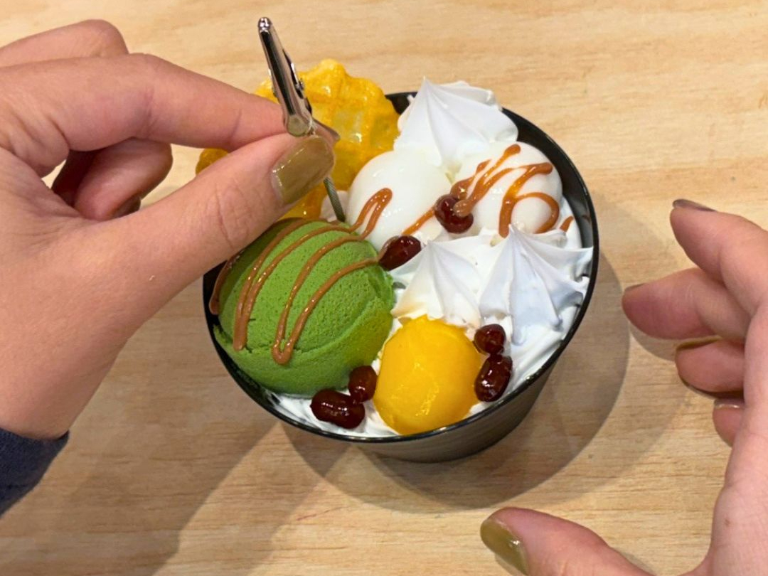 抹茶パフェはメモクリップ付き!黒蜜風ソースで和スイーツの雰囲気を演出。クリームを絞ったり、具材を盛りつけたりして楽しく仕上げます。