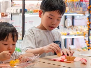 小さなお子様も職人気分でワクワク集中!スタッフがやさしく教えるので初めてでも安心です。ファミリーで特別な大阪旅行の思い出作りにいかがですか?