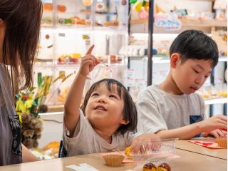 「できた!」と大喜びの笑顔にパパママもにっこり♪アットホームな店内で、小さなお子様から家族みんなでワイワイ楽しめる、大阪旅行の最高の思い出作りプランです!