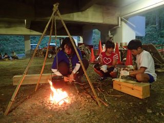 夕暮れのアウトドアクッキング