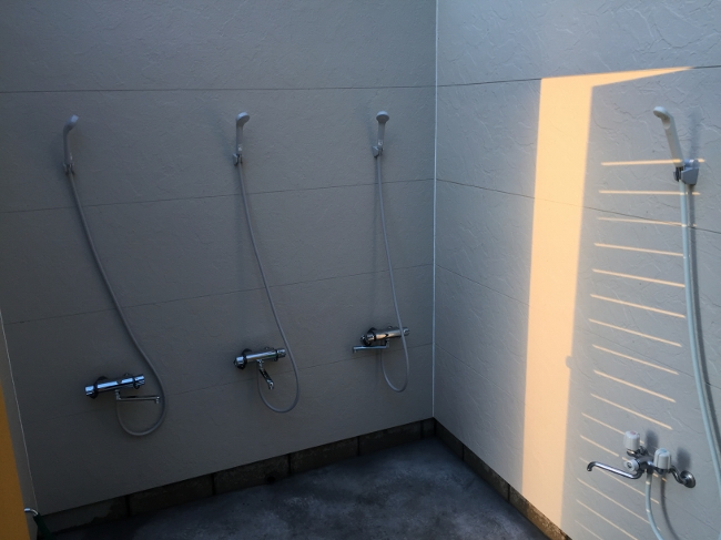 温水シャワー4基やトイレ2基を完備しているので快適!