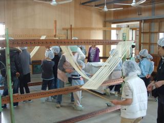 楽しく体験しましょう。6才から12才の子供さんは大人の同伴が必要です。そうめんの弾力や橋分けの醍醐味が好評です。