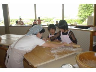 自家製粉のそば粉を使ったそば打ち体験