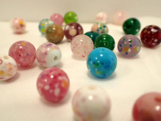 ガラス棒を砕いてつぶつぶにしたガラスを付けたフリット模様のとんぼ玉完成