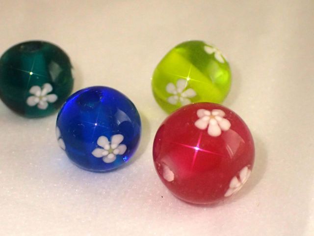 お花の模様です。花のパーツをとんぼ玉の中に熔かしこみます。花のパーツの色は他に赤、青・・・何色かあり好きな色のお花パーツを使用することができます。