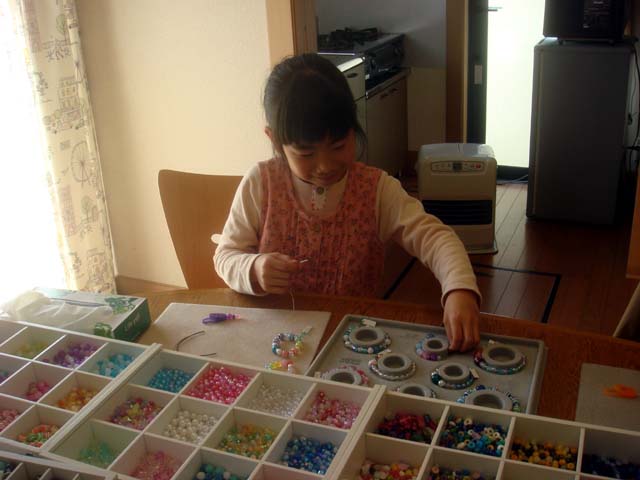 ゴム紐に選んだビーズやとんぼ玉を通しています