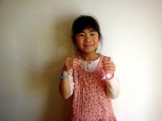 作品と一緒に記念撮影