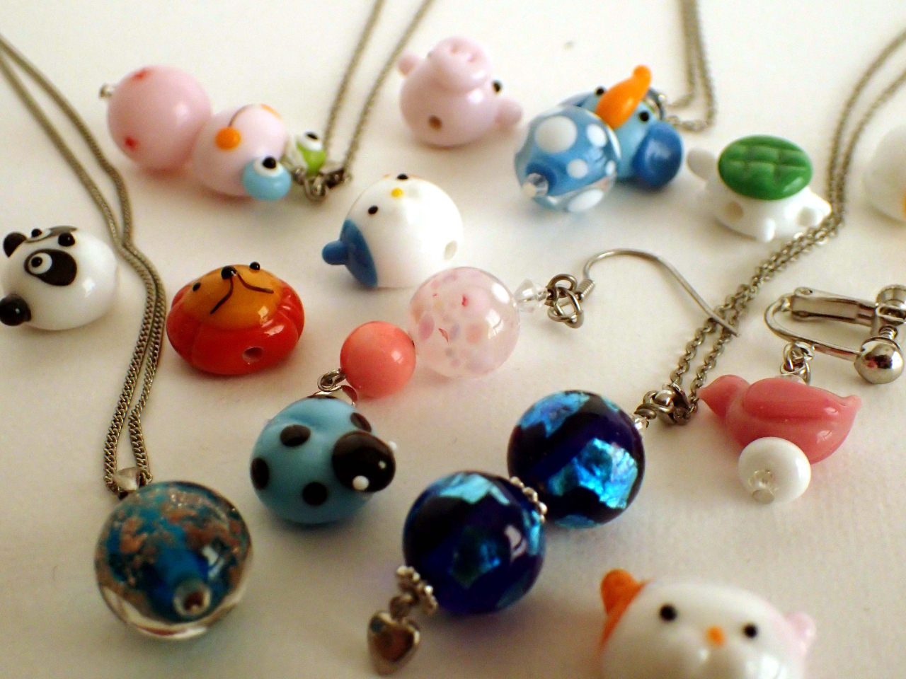 体験で作成できるアクセサリーと工房オリジナルのガラスのパーツ各種です。