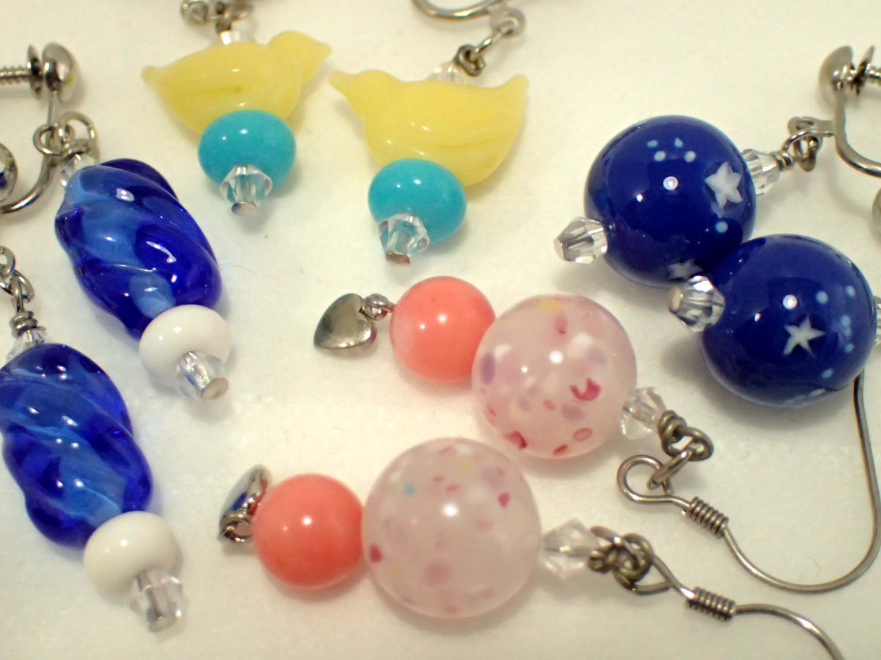 ガラスのパーツに金具を通してイヤリングやピアスを作りました。