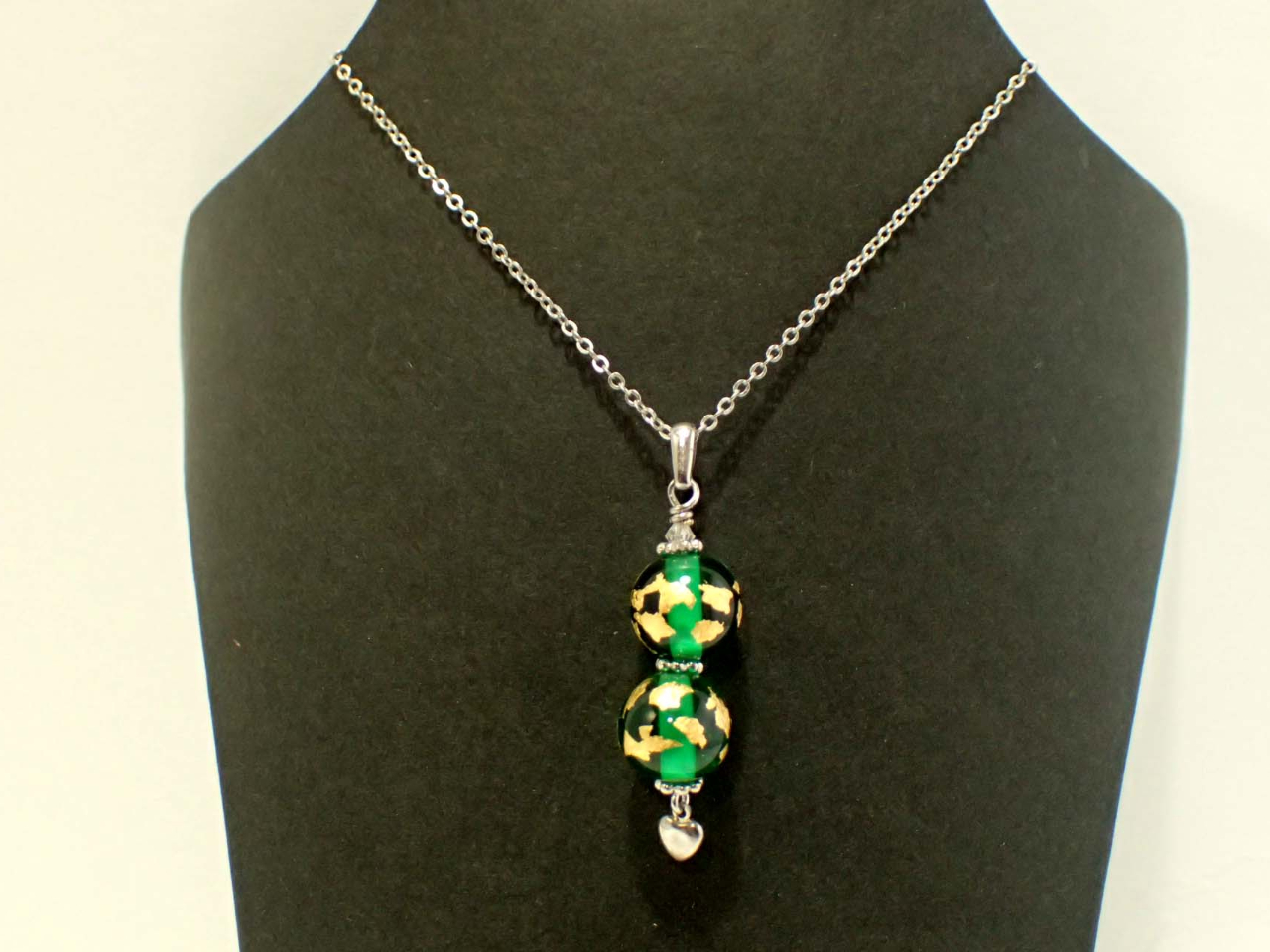 金箔模様のとんぼ玉のネックレスを作りました。