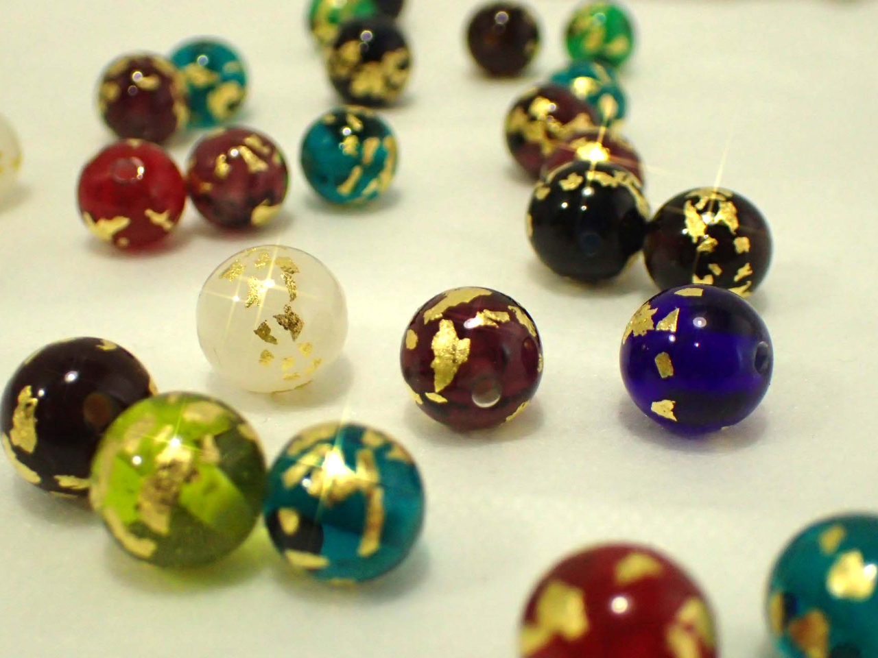 色ガラスに金箔の模様のパーツ 金の輝きが素敵ですね。