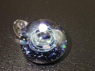 宇宙ガラス 宇宙の渦を背景に人工オパールの星が綺麗