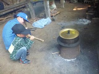 昼食づくり、火起こし