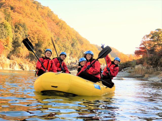 11月は川から圧巻の紅葉ラフティング!長瀞の鮮やかな紅葉を川から見上げる紅葉狩りは、感動すること間違いなし!長瀞ラフティングは新緑の季節も最高の景色はです!