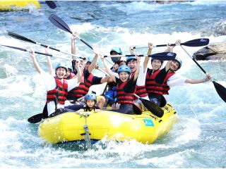 長瀞ラフティングの名物「小滝の瀬」で水しぶきを浴びれば、スリル満点、笑顔満載、最高の体験がスタート!!