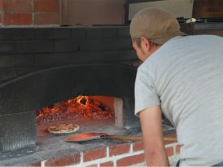 石窯で焼き上げるピザは格別ですよ。