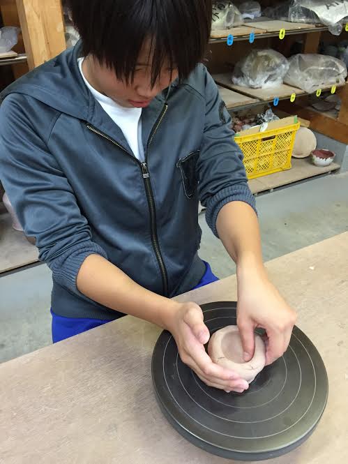 手捻り作陶中