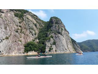 高さ50mはある「鋸割岩」を越えると防人たちが息づいた場所にたどり着きます。