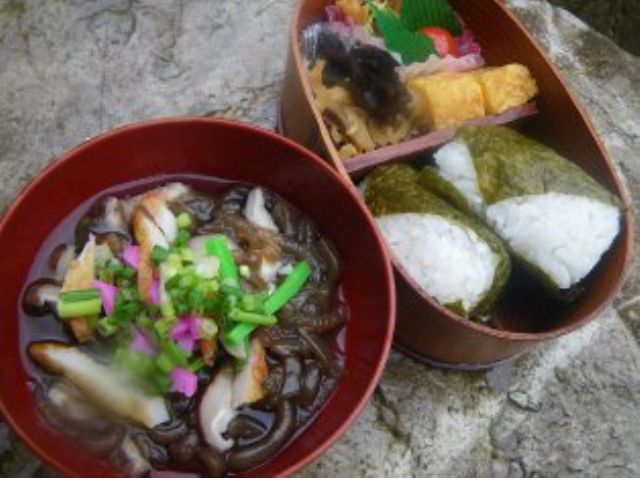 郷土料理「せんの六兵衛汁」を浜辺で料理したら、名物「対馬わっぱ弁当」とランチ!