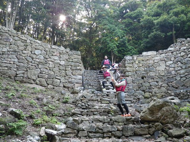 国特別史跡「金田城跡」。1300年前に防人たちが築いた城壁です。
シーカヤックの旅で古代の城壁が観れるツアーは対馬だけです。
守りの要。まさにパワースポット!