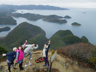 足下に小島と入り江が拡がる浅茅湾。防人たちも見張り続けた城山の頂上は絶景スポットです。