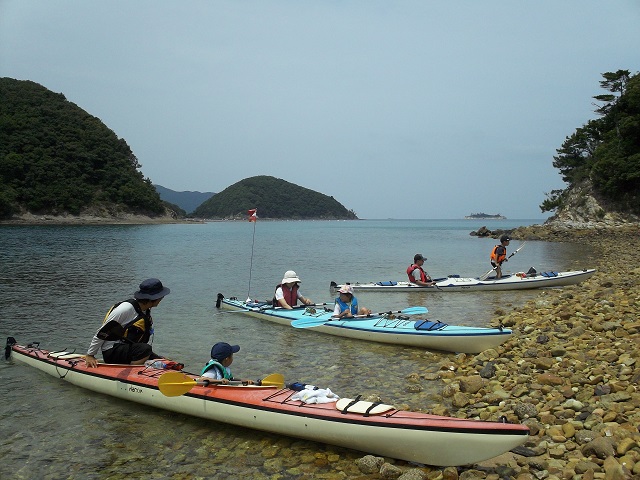 家族の力を合わせて、無人島上陸!