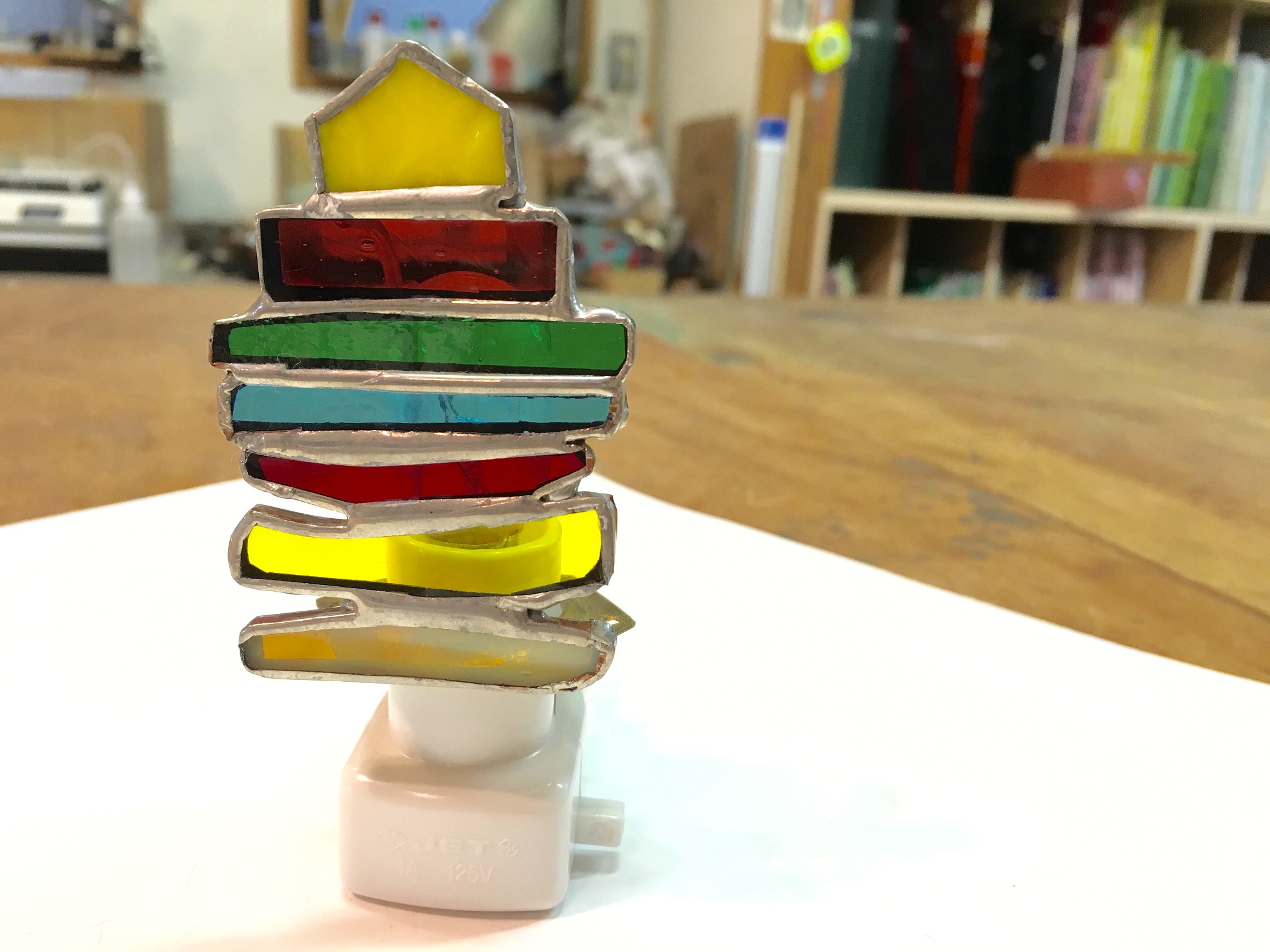 電球のパーツをつけて、完成です★お部屋にぴったりのランプを作りましょう♪