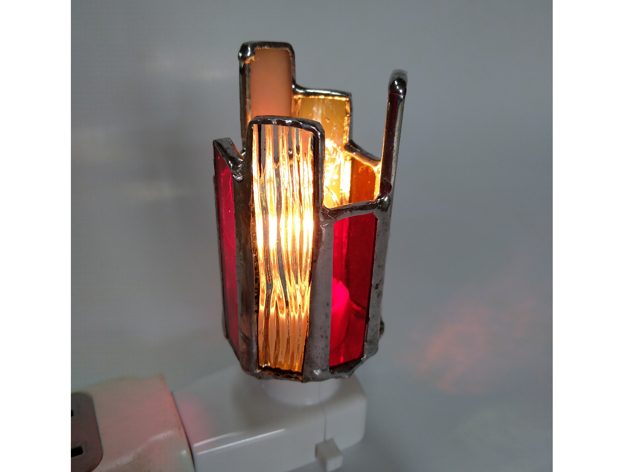 電球を包む形のお休みライト・・・室内が暗くなった時、壁に映るガラスの色がきれいです。♪