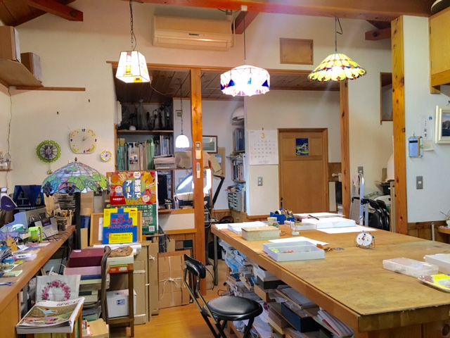 広々とした工房で、5名様まで受け付け可能です。小さいお子様もお待ちしております!