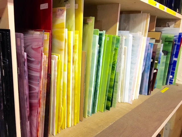 店内には、ガラスのプレートがたくさんあります♪