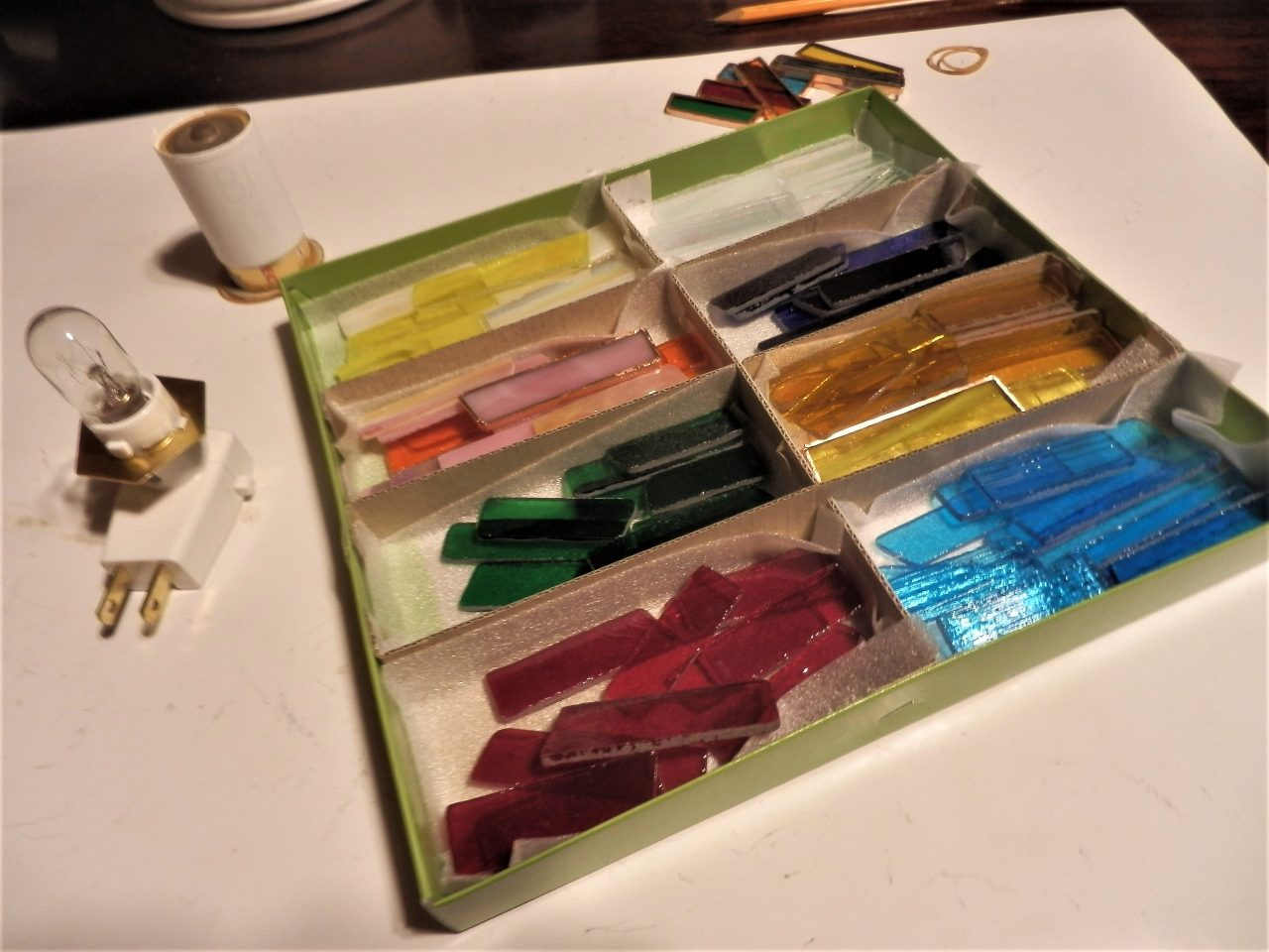 お好きなパーツを選んで、ランプ作りを始めます♪簡単なので、お子様でも安心です!