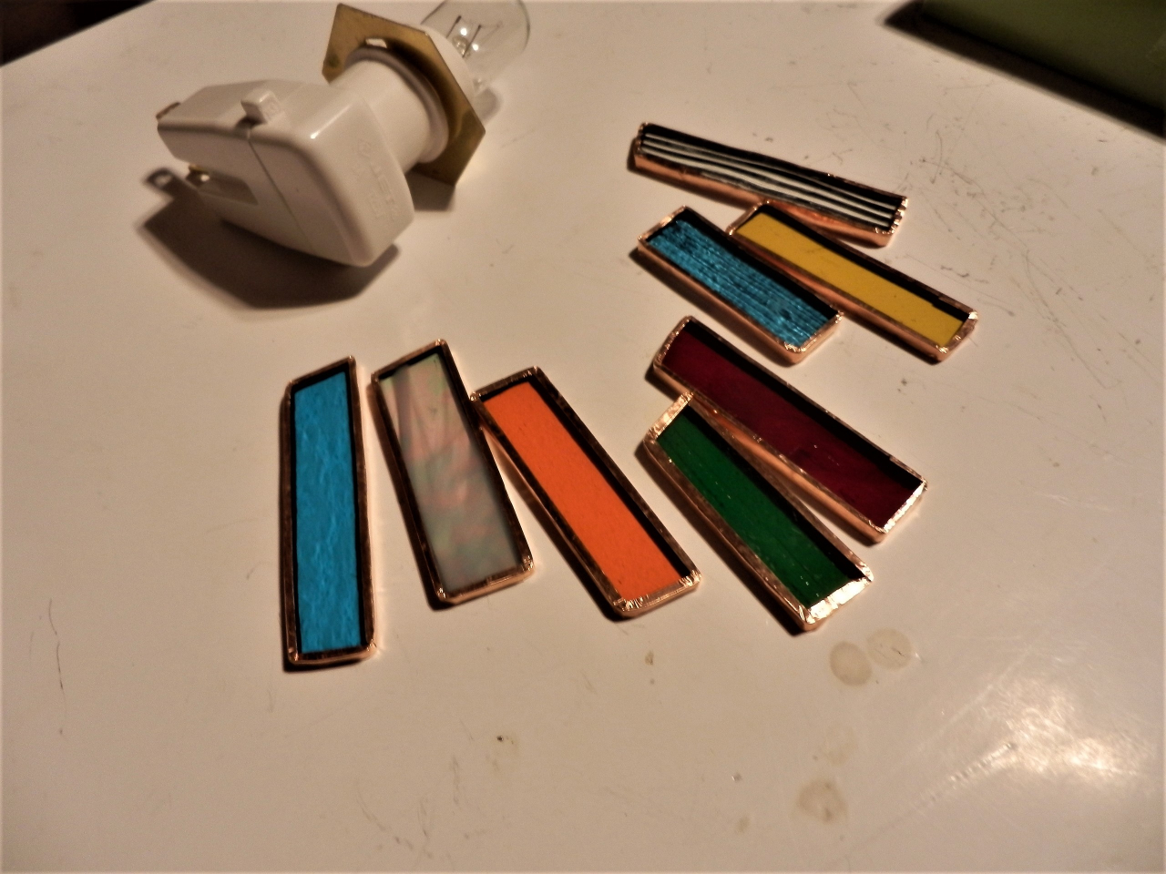 ガラスパーツに銅のテープ を巻きます