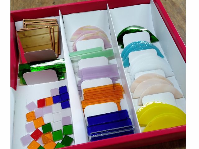 お好きな色ガラスを選んで、ランプ鏡作りを始めます♪簡単なので、お子様でも安心です!