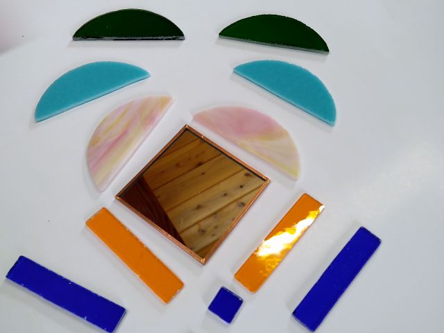 どんな色ガラスを選ぼうか皆さん迷います・・・★マイ鏡を作りましょう♪