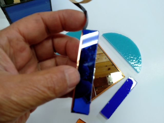 パーツに銅のテープを巻きます♪意外と難しい・・・・です。